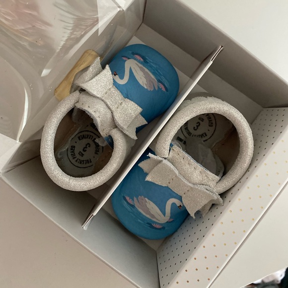 Freshly Picked Bow Moccasins - Swan Lake - Size 3 - Picture 2 of 4